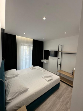 IO's Apartments, Sarandë